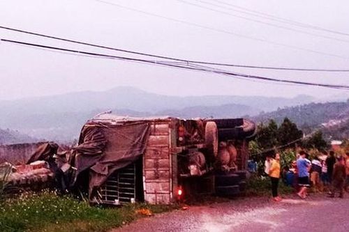 Cưa ca bin giải cứu tài xế mắc kẹt trong xe tải lật trên quốc lộ