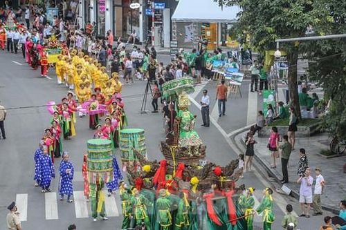 Mãn nhãn lễ rước kiệu đền Bạch Mã quanh phố đi bộ hồ Hoàn Kiếm