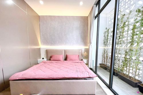 Ngôi nhà có mặt tiền 'kém duyên' thay đổi thành không gian sống sang trọng
