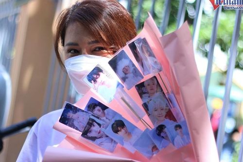 Người mẹ tặng con gái bó hoa 'thần tượng K-Pop' sau buổi thi vào lớp 10