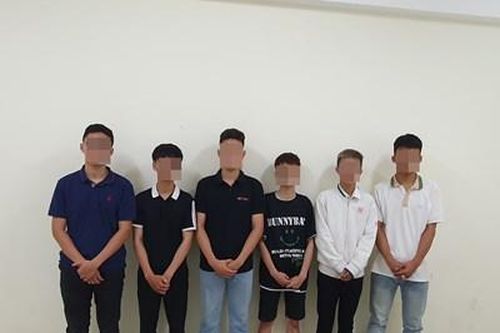 Nhóm côn đồ xông vào quán cà phê chém người gây thương tích nặng