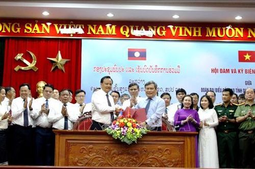Đoàn đại biểu cấp cao tỉnh Quảng Bình và Savannakhet hội đàm, ký kết biên bản hợp tác