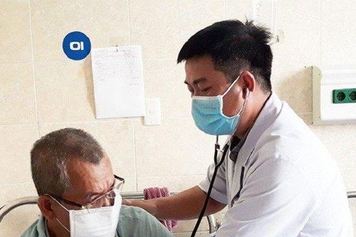 Bác sĩ gắp hạt tiêu nằm trên đỉnh phổi người đàn ông suốt 7 năm
