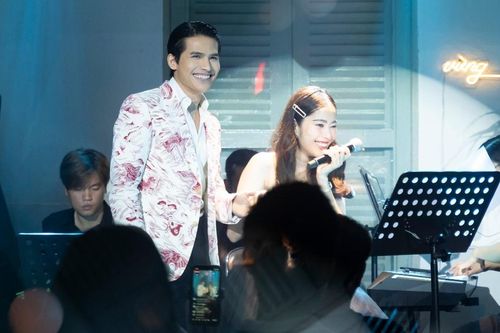 Song ca cùng nhau, Quốc Thiên được khen ngợi khi có hành động nâng đỡ giọng hát giúp Nam Em