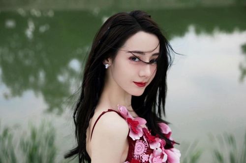 Vừa bị chê không xứng danh hiệu 'cô gái ngọt ngào', Địch Lệ Nhiệt Ba có màn đáp trả cực gắt