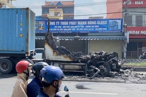 Cháy xe đầu kéo trên quốc lộ 51