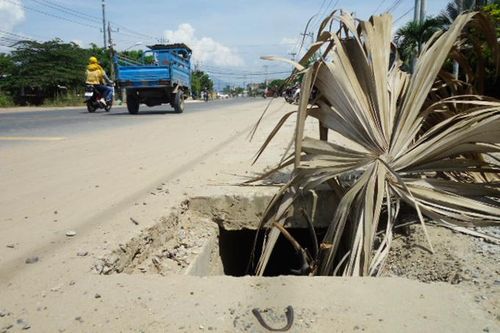 Hố trên hành lang Quốc lộ 26