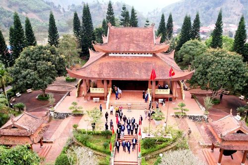 Chủ tịch Hồ Chí Minh với các cơ quan báo chí tại ATK Định Hóa