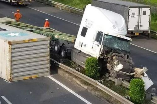 Xe container lao vào dải phân cách trên cao tốc gây ùn tắc hơn 10km