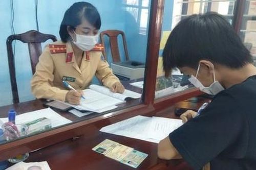 Phạt người chạy xe máy vượt chốt kiểm soát vào hầm Hải Vân 4,5 triệu đồng