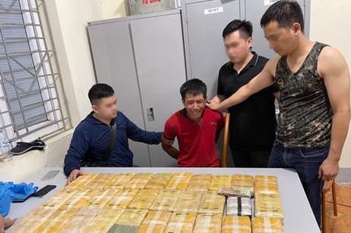 Bắt người nước ngoài mang 180.000 viên thuốc lắc, 4 bánh heroin vào Việt Nam