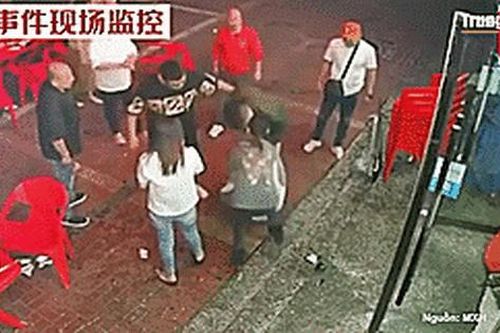 Trung Quốc: Bị quấy rối, 2 cô gái phản ứng và... bất tỉnh dưới đòn hội đồng