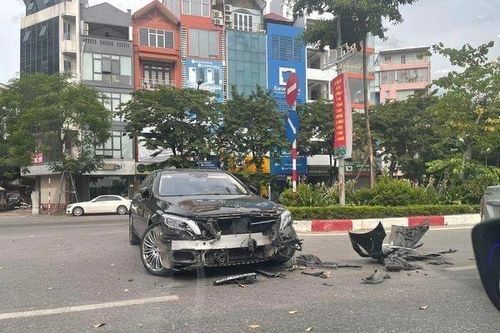 Bị xe Hyundai i10 tông trúng, xe Mercedes S500 nát đầu