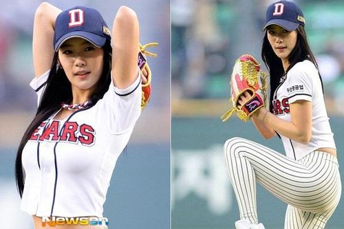 Biểu tượng gợi cảm Clara Lee tái hiện bức ảnh nổi tiếng