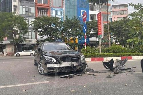 Hà Nội: Mercedes S500 vỡ nát đầu sau va chạm với xe taxi