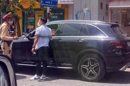 Cầu thủ Quang Hải bị CSGT dừng xe vì va chạm ô tô
