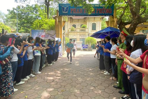 Hơn 16.000 cán bộ, nhân viên phục vụ tại các điểm thi vào lớp 10 Hà Nội