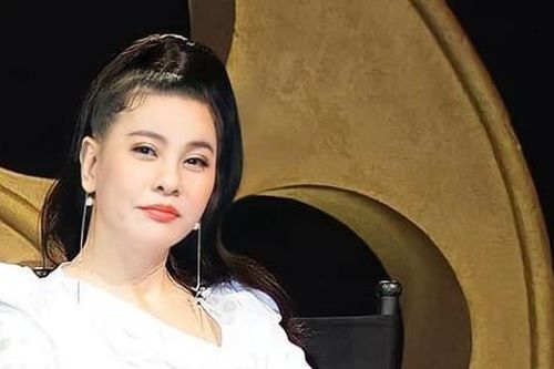 Từng khóc lóc vì chia tay, 'sao' nữ kỳ cựu bỗng dưng làm thế này với tình cũ kém 18 tuổi