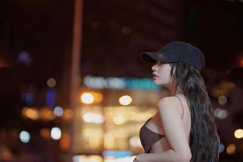 Cô gái diện áo yếm nổi bật nhất phố vì khoe trọn 'võng lưng ong'