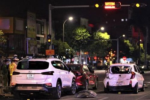 Ô tô 'điên' gây tai nạn liên hoàn trước trụ đèn tín hiệu giao thông