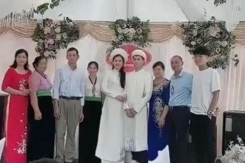 Lộ ảnh Đình Trọng và bạn gái tổ chức ăn hỏi