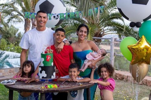 Gia đình Ronaldo tổ chức sinh nhật cho cậu cả Cristiano Jr