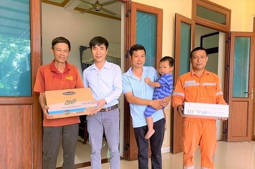 Khen thưởng Công nhân Công ty Điện lực Thanh Hóa cứu người bị đuối nước