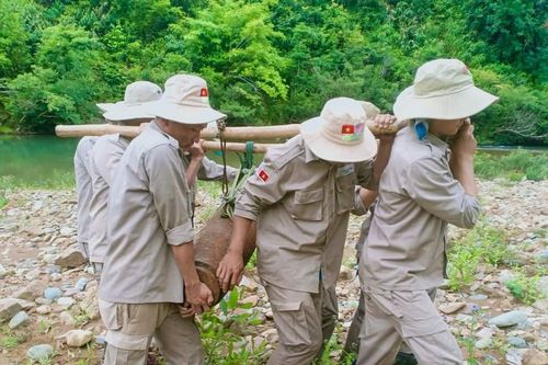 Di dời quả bom hơn 200 kg phát lộ ở bờ sông