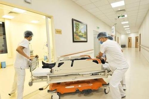 Nam thanh niên xuất huyết não sau đi tắm hồ bơi