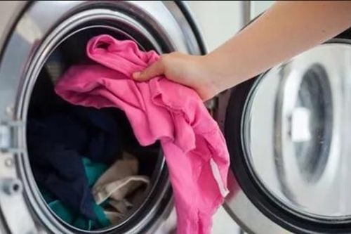 Mở máy giặt để lấy quần áo khi máy chưa dừng hẳn, cô gái 20 tuổi chịu hậu quả nặng nề