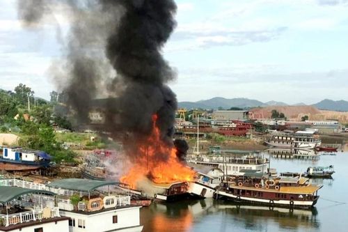 Quảng Ninh: Hỏa hoạn thiêu rụi 3 tàu du lịch
