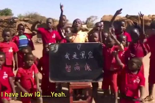Người đàn ông Trung Quốc bắt trẻ em Malawi hát về phân biệt chủng tộc