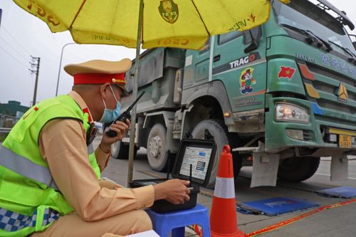 Tước phù hiệu xe chở quá tải trên cao tốc Pháp Vân - Cầu Giẽ