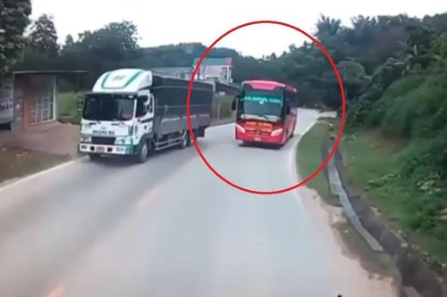 Ôtô khách lấn làn vượt ẩu khiến xe đầu kéo lật nghiêng