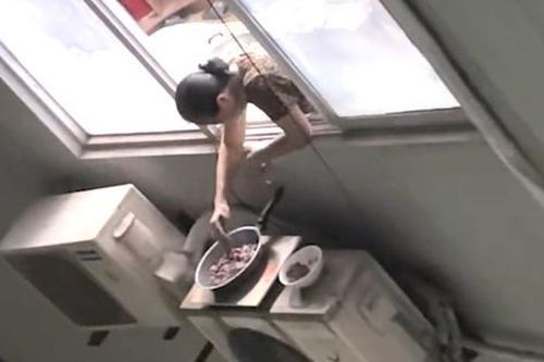 Xôn xao cảnh người phụ nữ nấu ăn trên cục nóng điều hòa