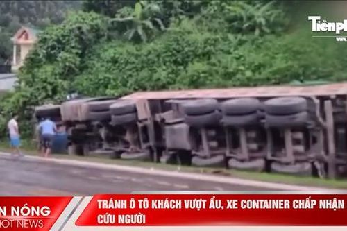Tránh xe khách vượt ẩu, container lao xuống rãnh nước rồi lật nghiêng