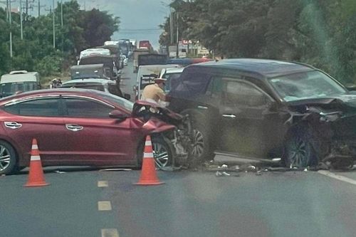 Hai ô tô tông nhau trên quốc lộ, 9 người bị thương nặng