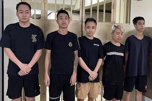Tạm giữ quản lý quán bar và nhân viên giữ người trái pháp luật