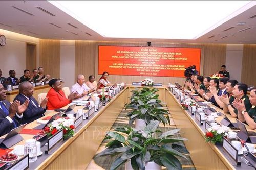 Chủ tịch Quốc hội Mozambique thăm và làm việc tại Tập đoàn Viettel