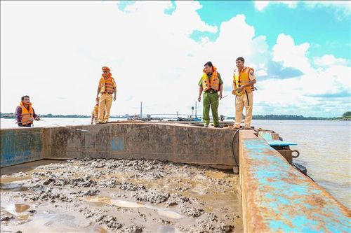Tạm giữ một sà lan trên sông Hậu vận chuyển cát không rõ nguồn gốc