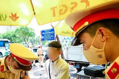 Hà Nội nắng nóng đỉnh điểm, nhiều 'ma men' đi giải khát bị xử lý