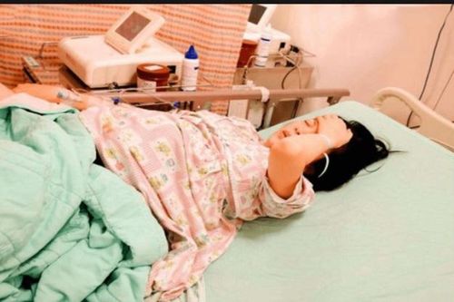 Đưa con dâu đi đẻ, mẹ chồng vừa khóc vừa tự tát mình khi nhìn thấy cháu