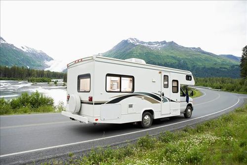 Giá xăng ở Mỹ tăng cao tác động mạnh đến những người lái xe RV