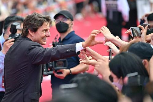 Tom Cruise 'nhập gia tùy tục', bắn tim cực nhiệt tình trong lễ ra mắt Top Gun: Maverick tại Hàn Quốc