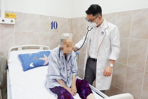Can thiệp lấy sỏi đường mật cho cụ bà U100, không cần phẫu thuật