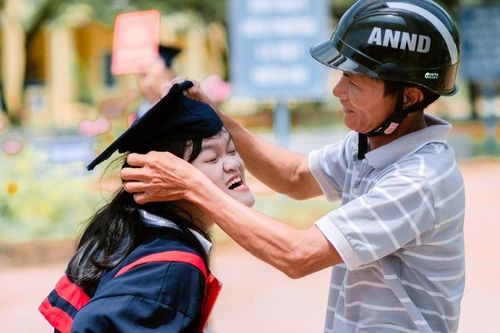 Ấm lòng khoảnh khắc cha đồng hành cùng con gái trong ngày chụp kỷ yếu