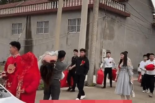 Phù rể phù dâu 'giật' sự chú ý của tân lang tân nương ngay trong đám cưới vì hành động 'bỏng mắt' này