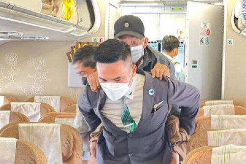 Xúc động cụ ông 70 tuổi cõng cha già 90 tuổi lên máy bay với lời khẳng định: 'Bác cõng được bố mình'