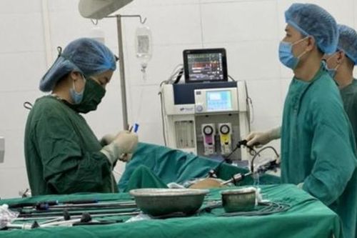Đi ngoài ra máu tưởng bị trĩ, đi khám hóa ra ung thư nặng