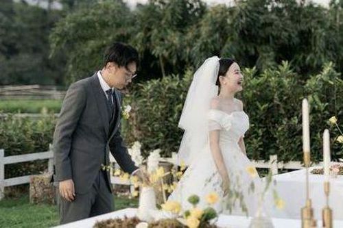 Đám cưới độc, lạ chỉ có vỏn vẹn 28 khách giữa núi rừng siêu đẹp
